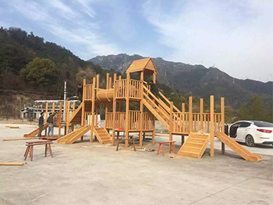 四川成都某户外游乐场定制花梨木大型滑梯