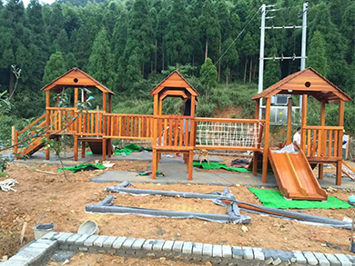 天津某大型幼儿园户外定制木质滑梯施工