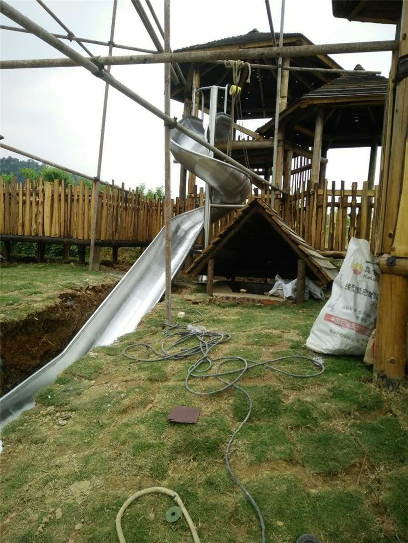 湖南冷水江市农庄不锈钢滑梯施工现场案例