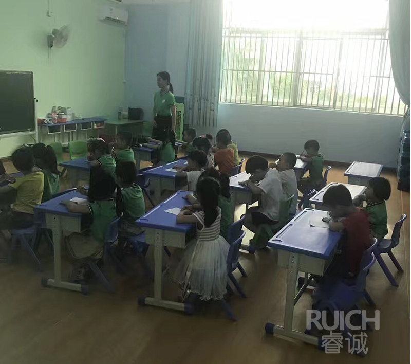 儿童双人塑料学生桌